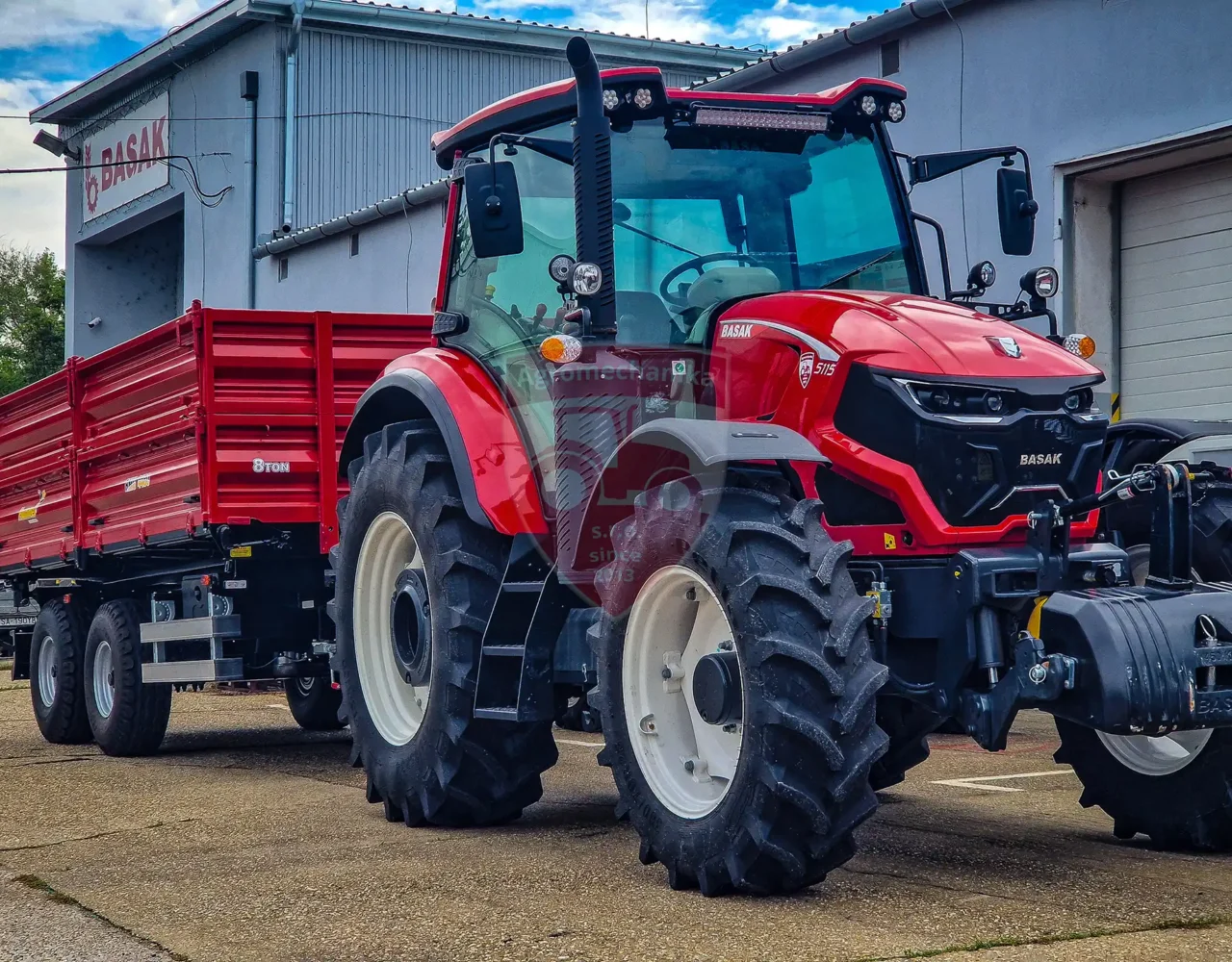 Prípravy na deň poľa kukurice 2024 Agrion Selice, traktor basak 5115, vlecka hummel RMU 4480 - Agromechanika s.r.o.